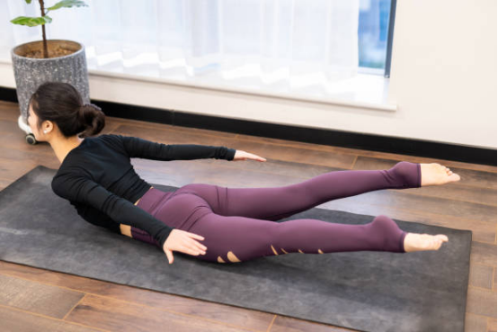 Reduced muscle vibration with well-fitting yoga pants during running.
